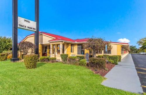 Norwalk Cabin | Econo Lodge