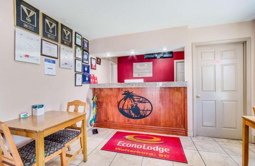Walterboro Cabin | Econo Lodge
