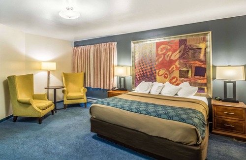 Waupaca Hotel | Econo Lodge
