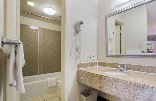 Williamsburg Cabin | Econo Lodge Williamsburg Edge District