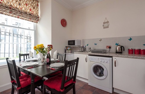 Old Town Apartment | Economical 2 bedroom property just off the famous Royal Mile