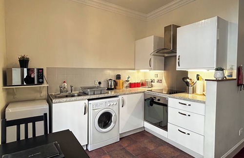 Old Town Apartment | Economical 2 bedroom property just off the famous Royal Mile