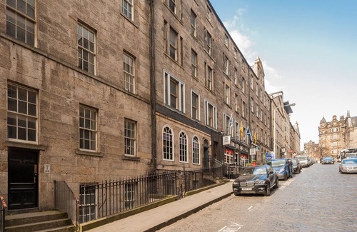 Old Town Apartment | Economical 2 bedroom property just off the famous Royal Mile