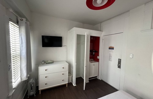 Civic Center Hotel | Economy Double Room with Private External Bathroom