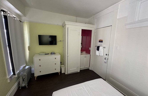 Civic Center Hotel | Economy Double Room with Private External Bathroom