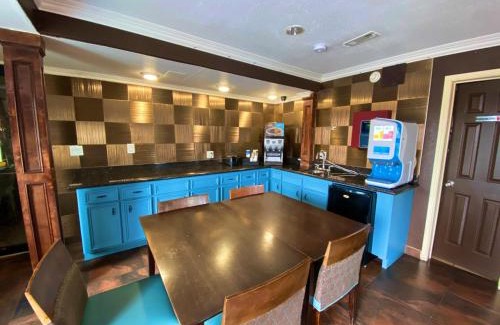 Texas City Hotel | Economy Lodge Texas City Refinery