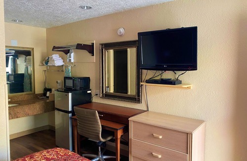 Texas City Hotel | Economy Lodge Texas City Refinery