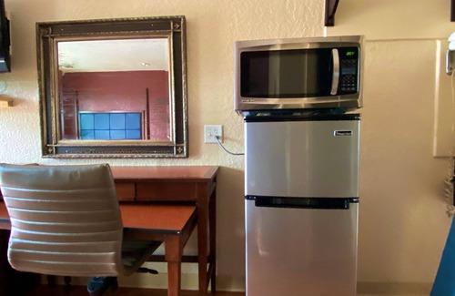 Texas City Hotel | Economy Lodge Texas City Refinery