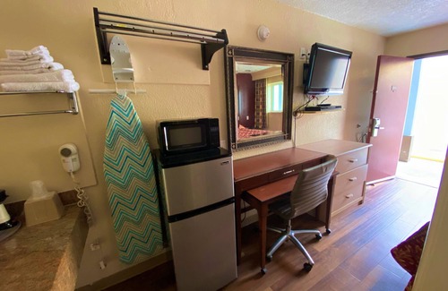 Texas City Hotel | Economy Lodge Texas City Refinery