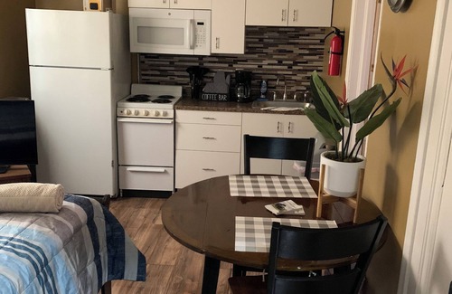 Ecorse Apartment | Ecorse Riverfront Retreat Close to dining & shops