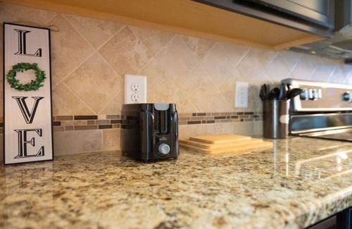 Greenville House | ECU Pirate Country Retreat! Master on 1st floor, Bonus room and separate office!