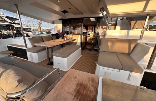 Porquerolles House | EDEN modern catamaran for 2 to 8 p. at the dock