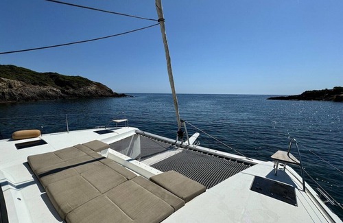 Porquerolles House | EDEN modern catamaran for 2 to 8 p. at the dock