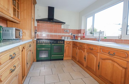 Par House | EDEN RETREAT, pet friendly, with a garden in Par