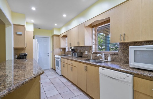 Lauderdale-by-the-Sea House | Edens Reef- 5BR/5.5 bath home with pool, tiki huts close to BEACH