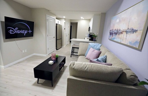 West Edmonton Condo | Edgemont Escape Suite|Long Stays|WEM|Disney+