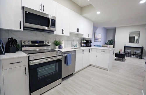 West Edmonton Condo | Edgemont Escape Suite|Long Stays|WEM|Disney+
