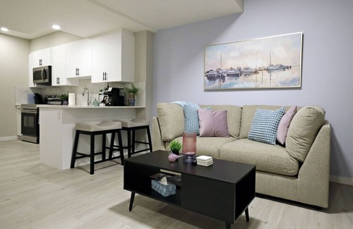 West Edmonton Condo | Edgemont Escape Suite|Long Stays|WEM|Disney+