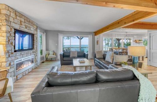 South Haven House | Edgewater Bluffs - Lakefront - Hot Tub - Firepit
