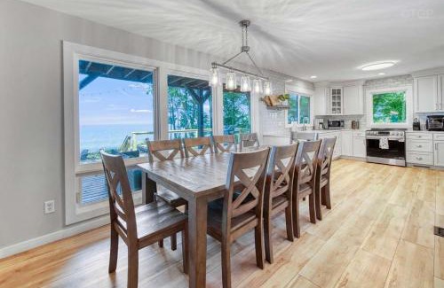 South Haven House | Edgewater Bluffs - Lakefront - Hot Tub - Firepit