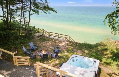 South Haven House | Edgewater Bluffs - Lakefront - Hot Tub - Firepit