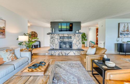 Benton House | Edgewater on Kentucky Lake with Hot Tub and Games