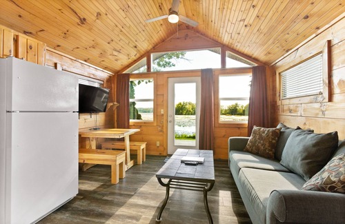 Edinboro Cabin | Edinboro Lake Resort Cabins
