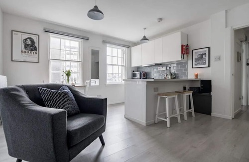 Old Town Apartment | Edinburgh Castle Apartment in the heart of Edinburgh's Old Town!