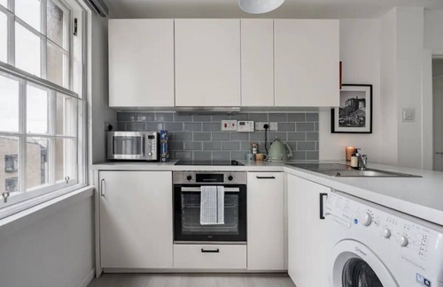 Old Town Apartment | Edinburgh Castle Apartment in the heart of Edinburgh's Old Town!