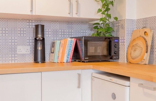 Bonnington Apartment | Edinburgh Castle Views! Stylish 2BD Flat, Sleeps 4