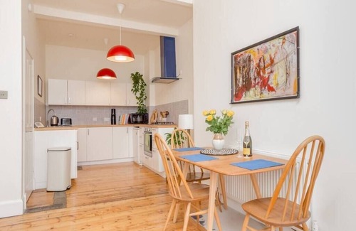 Bonnington Apartment | Edinburgh Castle Views! Stylish 2BD Flat, Sleeps 4
