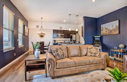 Edmond House | Edmond Escape w/Pinball Machine & Patio!