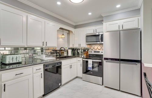 Edmond House | Edmond Home Near Colleges, Lakes, & Shopping!