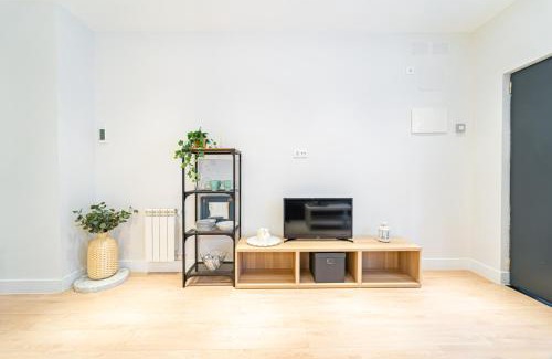 Ventas Apartment | EdSam Madrid Apartments White