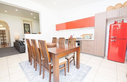 Orange House | Edward Cottage - Trendy East Orange, Close to CBD