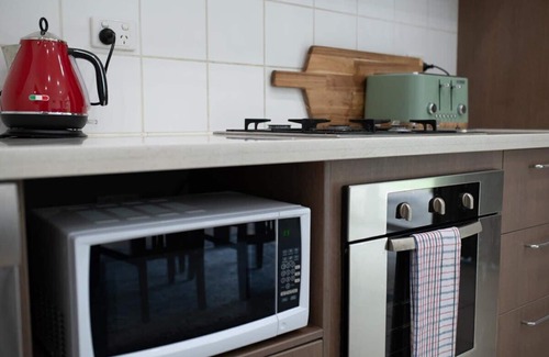 Orange House | Edward Cottage - Trendy East Orange, Close to CBD