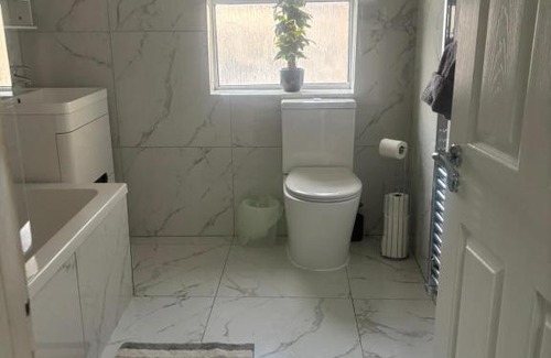 Selhurst Apartment | EEJs Modern London 3 bed flat near Crystal Palace Stadium - Great transport links