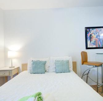 Hendricks and Venice Isles House | Efficiency 2 on water Las Olas, beach and free kayaks