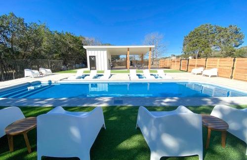 Ingram House | Efficiency-Style Cabin with Spa Lovely for a Couples Escape in Hunt, Texas