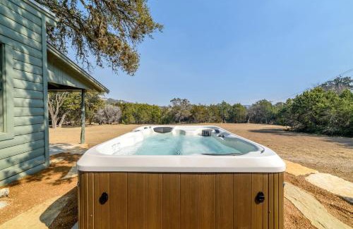Ingram House | Efficiency-Style Cabin with Spa Lovely for a Couples Escape in Hunt, Texas