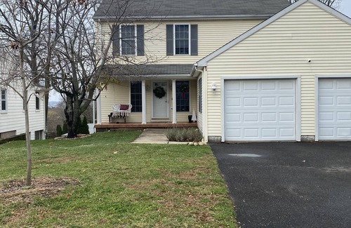 East Shore House | Efficient home close to parks, beach, Tweed and Yale