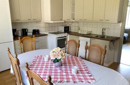Tierp House | Egen lägenhet i 2-familjshus på landet.