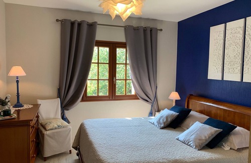 Tavers Bed & Breakfast | Eglantine Room: Charm in Loire Valley with Pool and Wifi