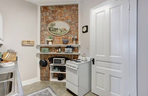 Historic Downtown Savannah Apartment | Eichberg's Suite, Historic | Steps to Forsyth Park