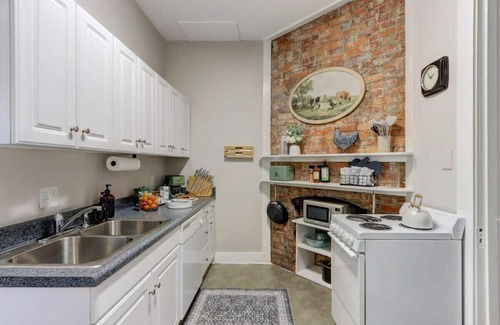 Historic Downtown Savannah Apartment | Eichberg's Suite, Historic | Steps to Forsyth Park