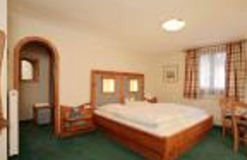 Kaprun Bed & Breakfast | "EICHE" apartment/living/bedroom/bathroom, W - Pension Lachmayr