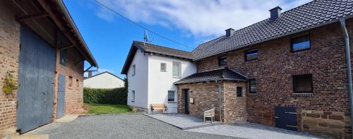 Berg House | Eifelhof mit Obstbaumwiese