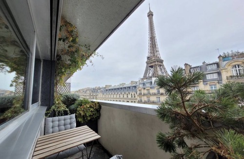 Quartier du Gros-Caillou Apartment | EIFFEL TOWER - Luxury Apartment & Balcony