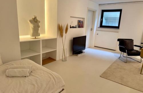 Hasenbergl-Lerchenau Ost Apartment | Eigene Souterrain Keller Wohnung nähe Oktoberfest
