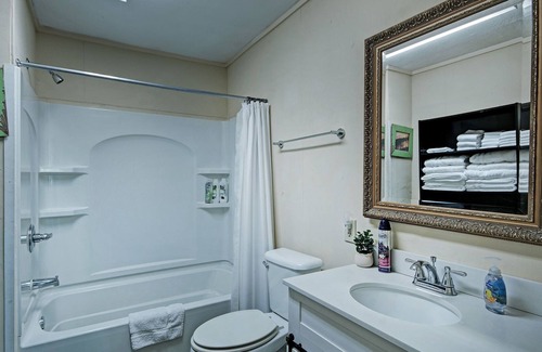 Jackson House | Eight Bed Retreat Getaway in the Heart of Jackson